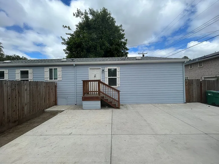 515 E Walnut St — Photo 2