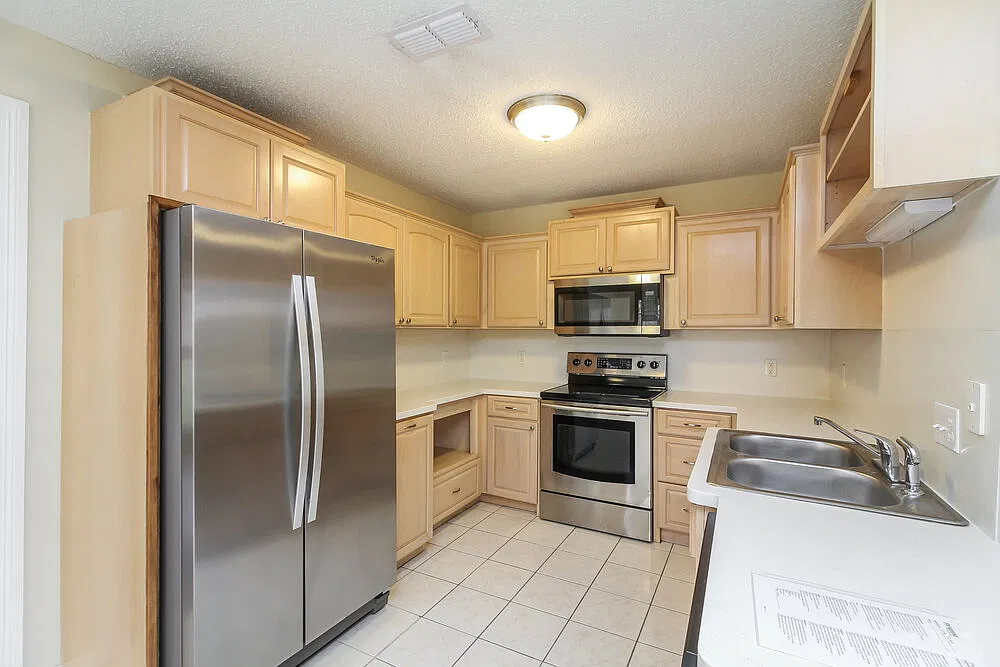 4 bed, 3.0 bath, 1975 sqft, $2,415 — Photo 4