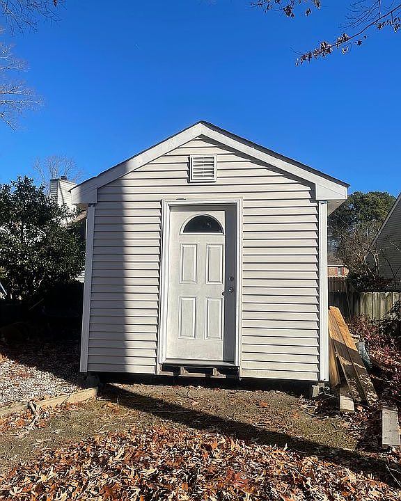 2nd image of 886 Belvoir Cir