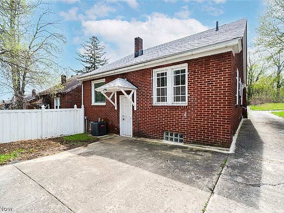 3rd image of 130 Roslyn Dr