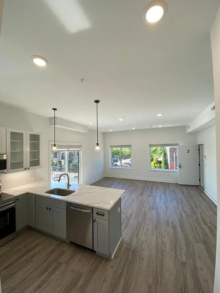 3 bed, 1200 sqft, $1,800 — Photo 2
