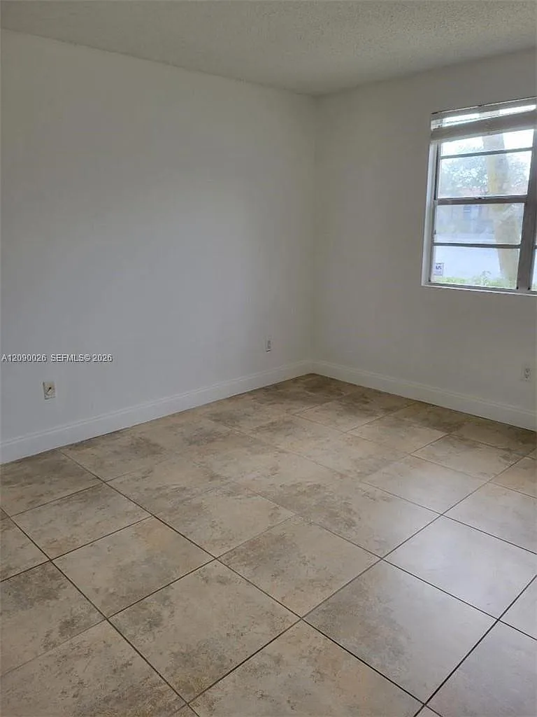 Royal Poinciana Condo — Photo 4