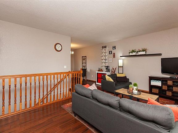4th image of 225 NE Allison Ave