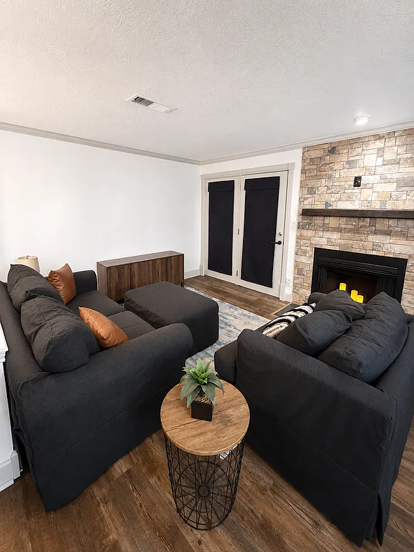3 bed, 2.0 bath, 1374 sqft, $3,600 — Photo 3