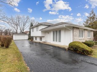 16W312 93rd Pl, Burr Ridge, IL 60527