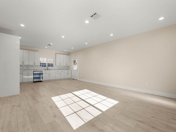 4th image of 915 University Ave