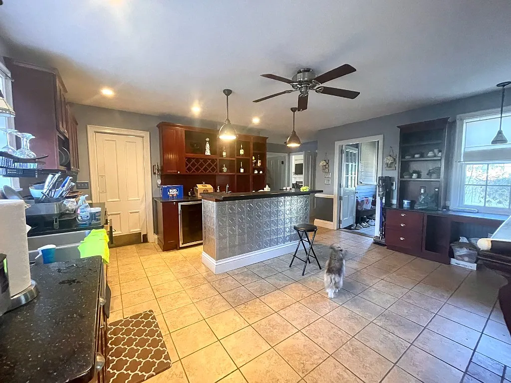 6 bed, 4286 sqft, $1,000 — Photo 4