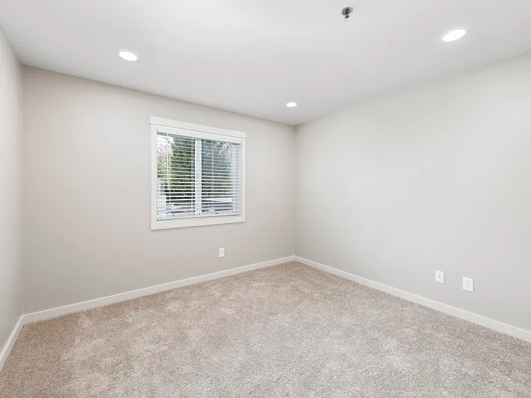 Regency Apartments — Photo 37