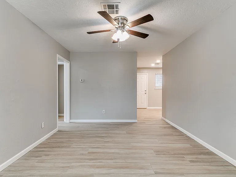 202 Thompson Dr — Photo 4
