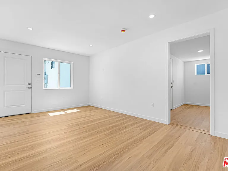 2615 Carmona Ave — Photo 4