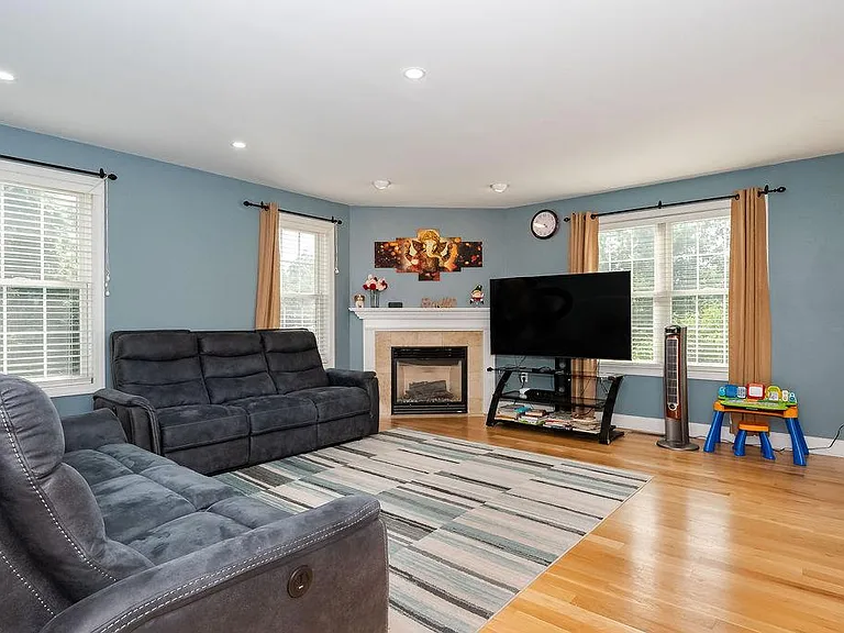 25 Village Dr — Photo 14