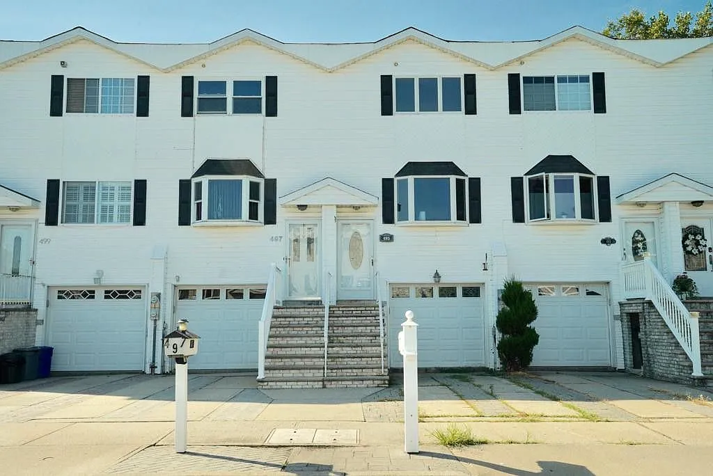 495 Medina St photo 1