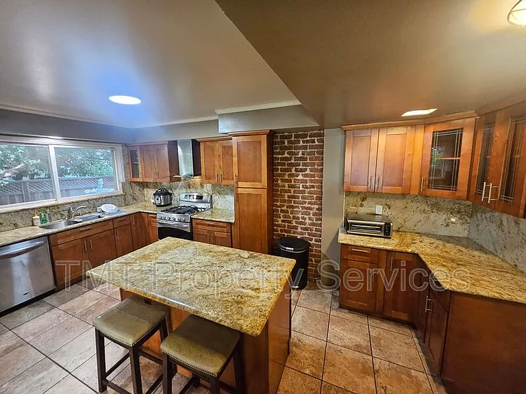 1214 N Pershing Ave — Photo 36
