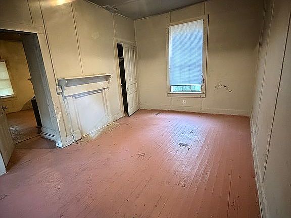 5th image of 221 Monroe St