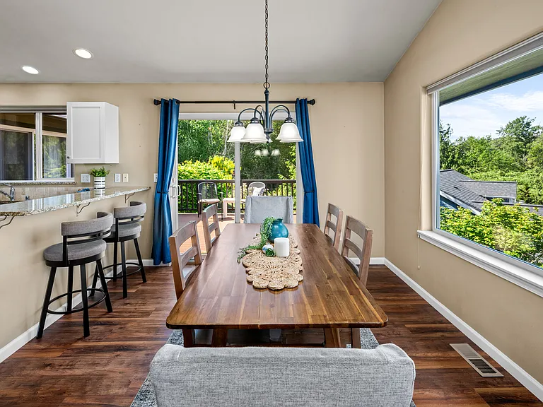 1405 Edwards St — Photo 4