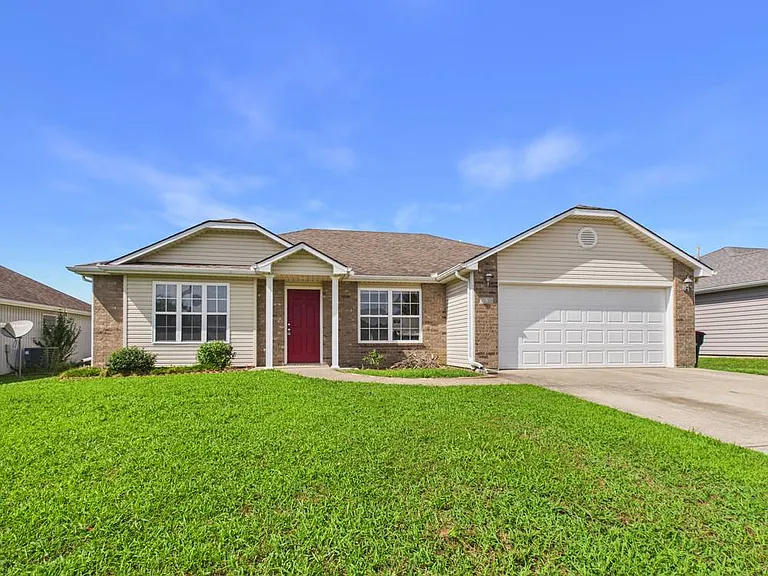 703 Iron Horse Dr — Photo 1