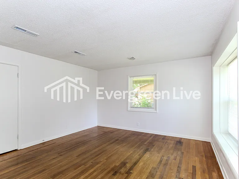 319 Pope Dr — Photo 2