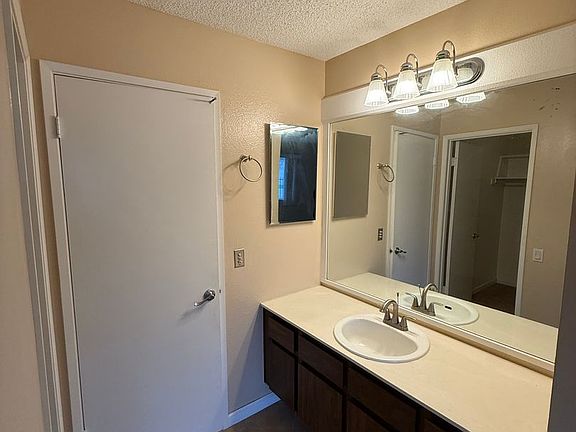 5th image of 658 Woodside Sierra Unit 1