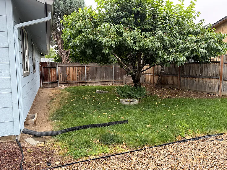 863 E Carter St — Photo 14