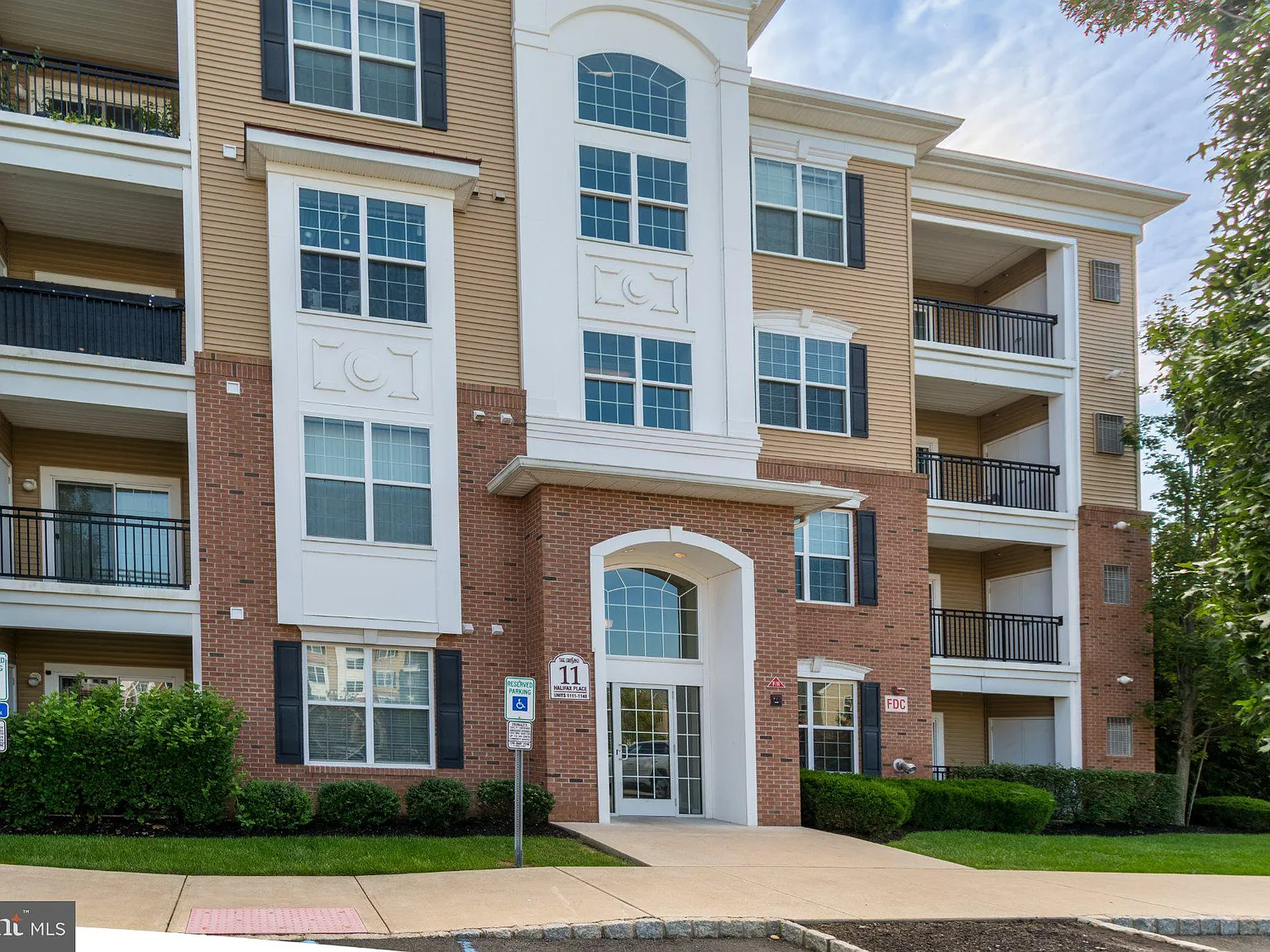 2 bed, 2.0 bath, 1243 sqft, $2,750 — Photo 2