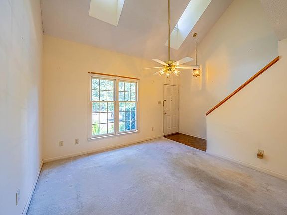 4th image of 42 Forest Green Dr