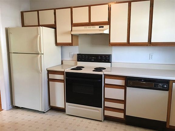 2nd image of 565 Quaker Ln APT 60