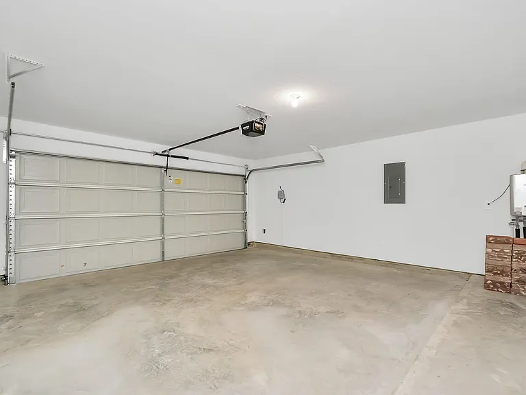 1114 Hughes Crossing Dr — Photo 9
