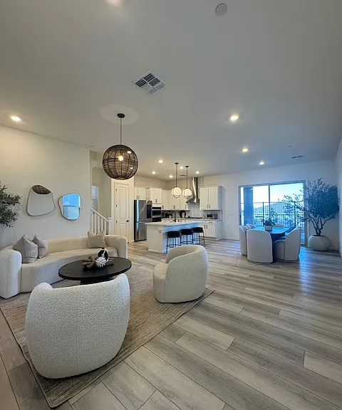 10' Ceilings in Greatroom