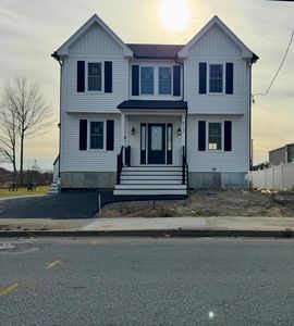 917 Dwelly St, Fall River, MA, 02724