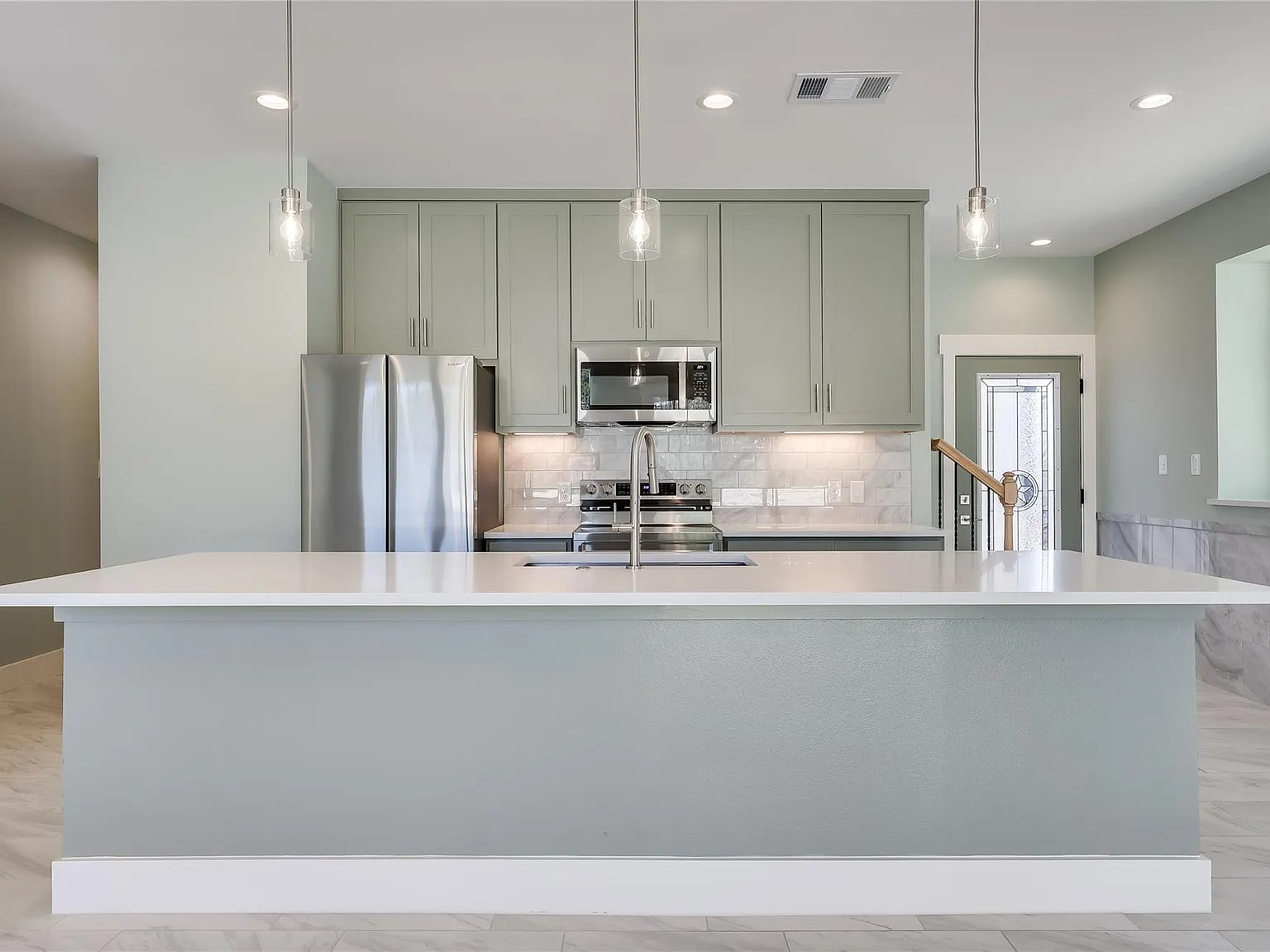 3 bed, 2.5 bath, 3362 sqft, $2,100 — Photo 2