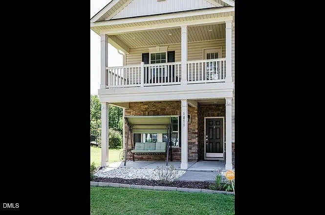 4 bed, 3.0 bath, 2718 sqft, $2,850 — Photo 2