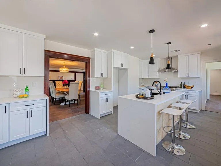 5357 S Victoria Ave — Photo 8