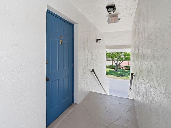 3rd image of 2925 SW 22nd Avenue #2080