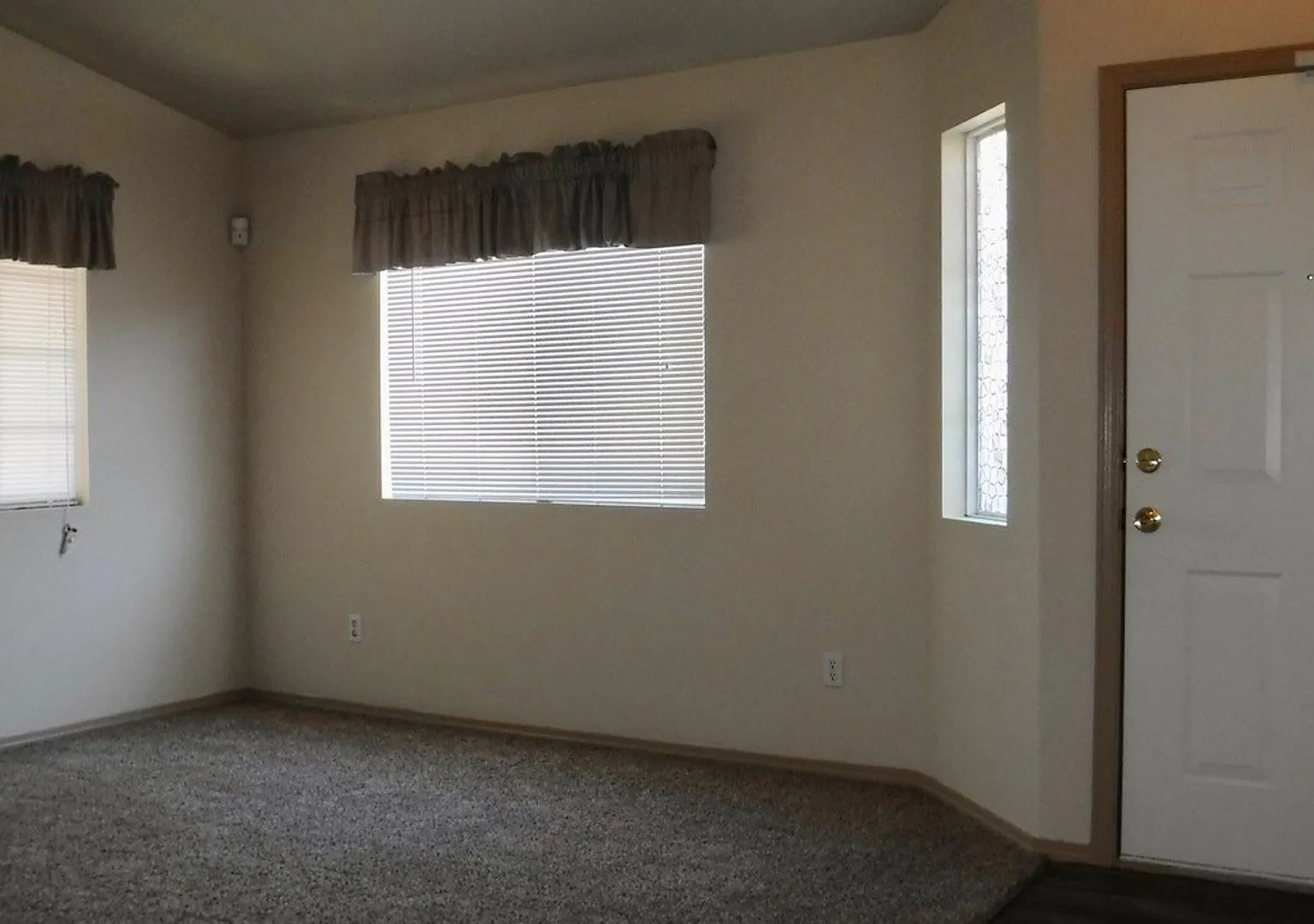 3 Bedroom Home Near Unser and McMahon NW — Photo 3