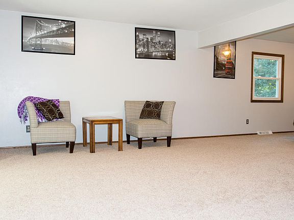 5th image of 623 Crestwood Dr