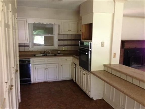 5th image of 270 Hester Ave