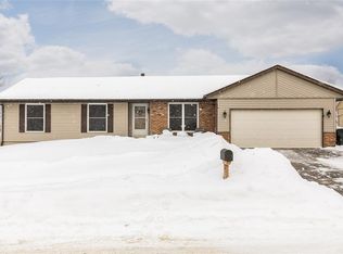 211 Stone Hedge Dr NW, Cedar Rapids, IA 52405