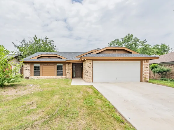 205 Kalmia Dr, Arlington, TX 76018