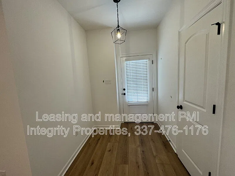 3 bed, 2.0 bath, 1456 sqft, $1,995 — Photo 2
