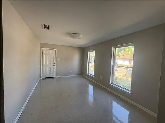 3 bed, 1.0 bath, 954 sqft, $1,300 — Photo 2