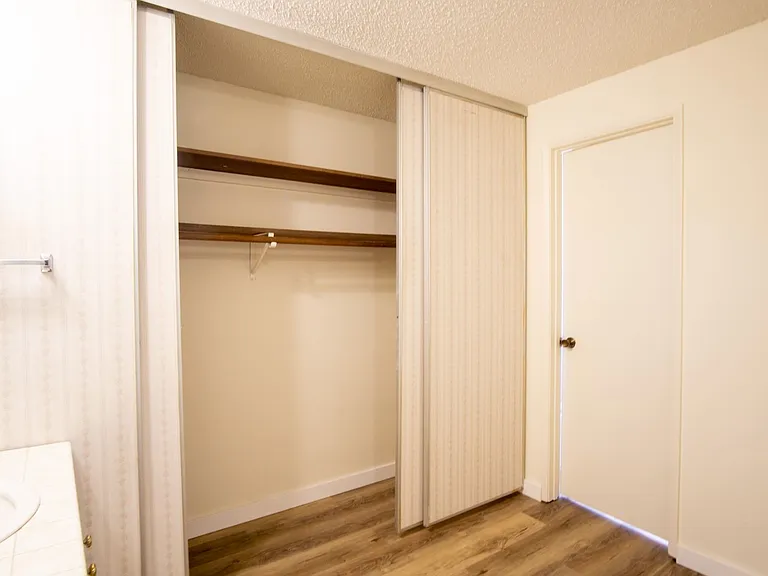 Free Rent Special: Spacious Top Flr 2bdr Flat, W/D Hk-Up, D/W, Tons Of Storage, Balcony! — Photo 17