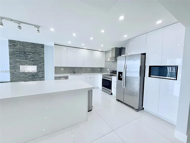 19390 Collins Ave #907 — Photo 2