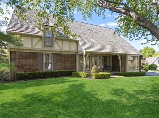 2 Coventry Ct, Prairie Village, KS 66208