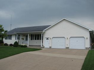 406 14th Ave NE, Independence, IA 50644
