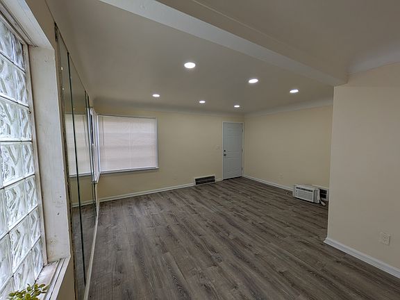 3rd image of 7414 Vaughan St