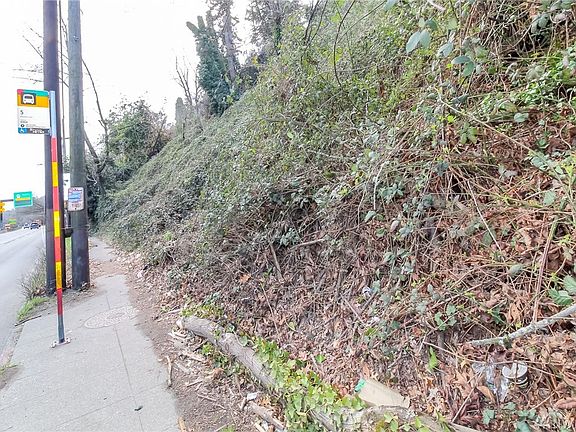 5th image of 2505 Aurora Ave N