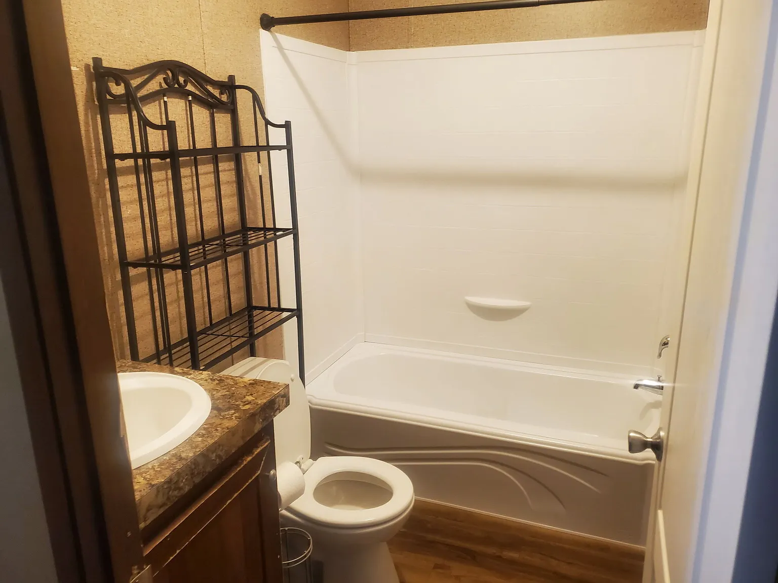 Peaceful & Spacious 3-Bedroom, 2-Bathroom Mobile Home for Rent! — Photo 2