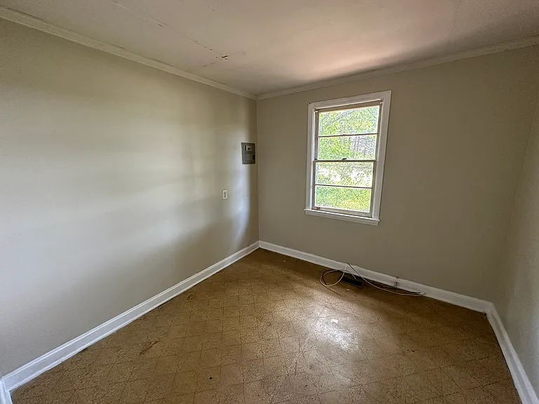 950 University Dr — Photo 5