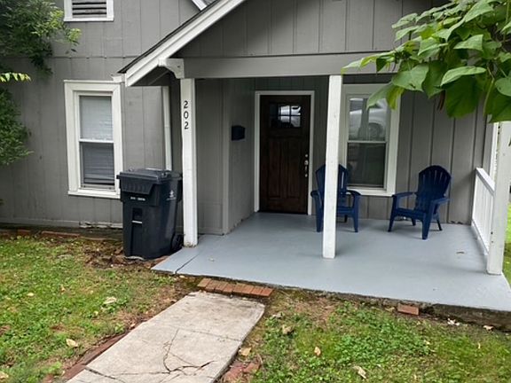 4th image of 202 E Oak Hill Ave