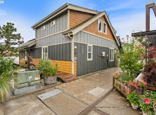 11700 N Island Cove Ln, Portland, OR 97217